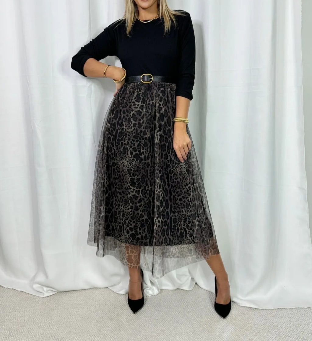 Maxi jurk met zwarte ribstof top en panterprint rok