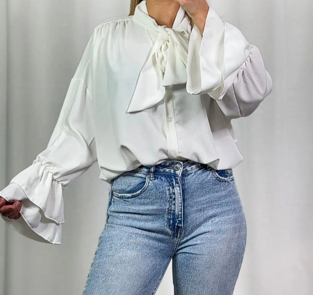 Oversized witte blouse met strikkraag en dubbele ruches