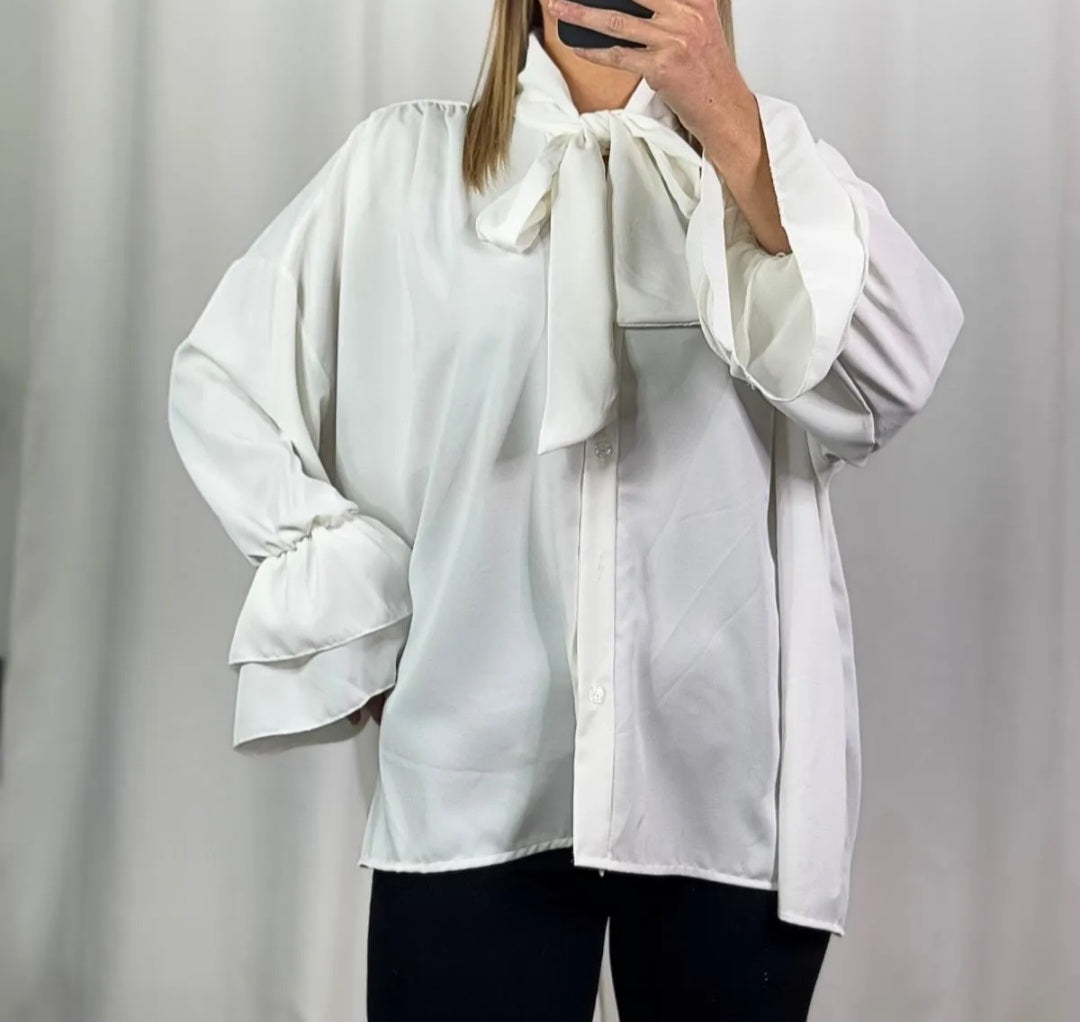 Oversized witte blouse met strikkraag en dubbele ruches