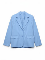 Blauwe oversized blazer van dunne stof met een sluiting met twee knopen en schoudervulling