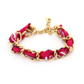 Verstelbare goudkleurige stainless steel armband met fuchsia statement sjaalstof