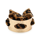 gouden armband dames, bangle textured met panterprint sjaal door openingen.
