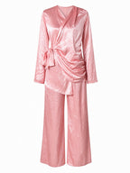 Roze 2-delige co-ord set van glanzende satijnlook stof met een lange mouwen wrap top en een bijpassende broek