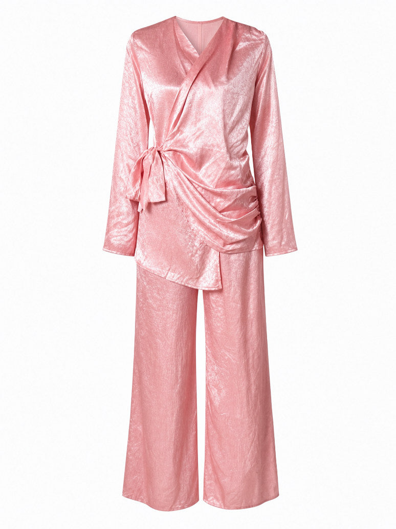 Roze 2-delige co-ord set van glanzende satijnlook stof met een lange mouwen wrap top en een bijpassende broek